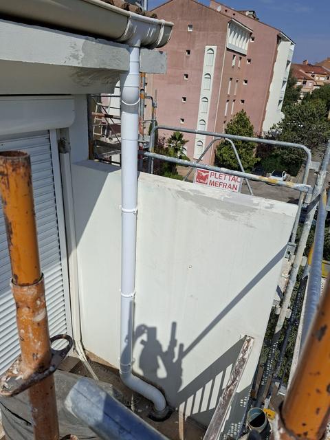 Descente PVC sur mesure le long d'une façade sous échafaudage, copropriété d'Aix-en-Provence