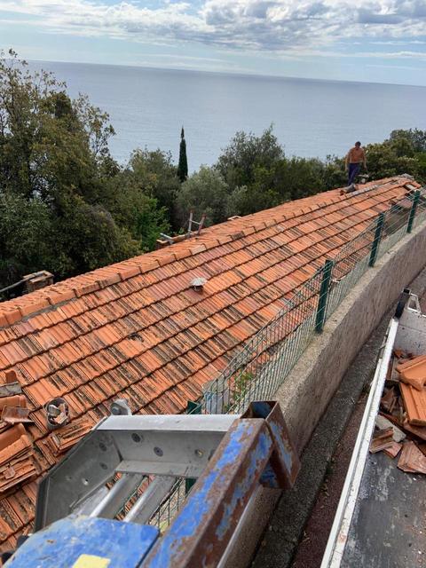 Dépose de la couverture en tuiles d'une villa à Théoule-sur-Mer